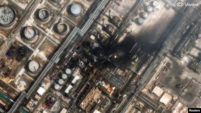 Səudiyyə Ərəbistanının "Ras Tanura" neft emalı zavoduna dron hücumunun peyk görüntüsü.